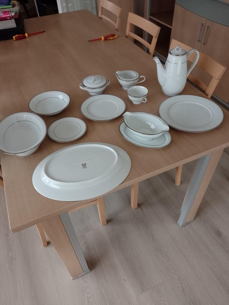 Porseleinen eet-koffie servies, Enlèvement