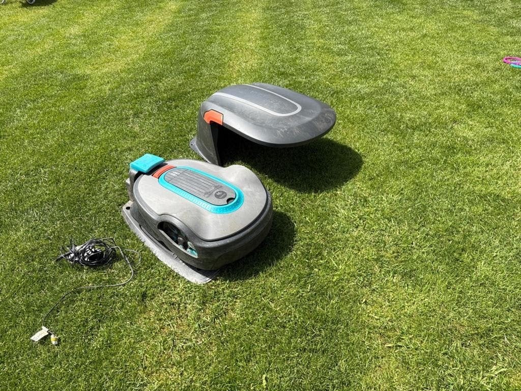 Robotmaaier gardena ( Husqvarna) sileno life 850 + garage, Tuin en Terras, Robotmaaiers, Gebruikt, 20 tot 25 cm, Bestuurbaar via app