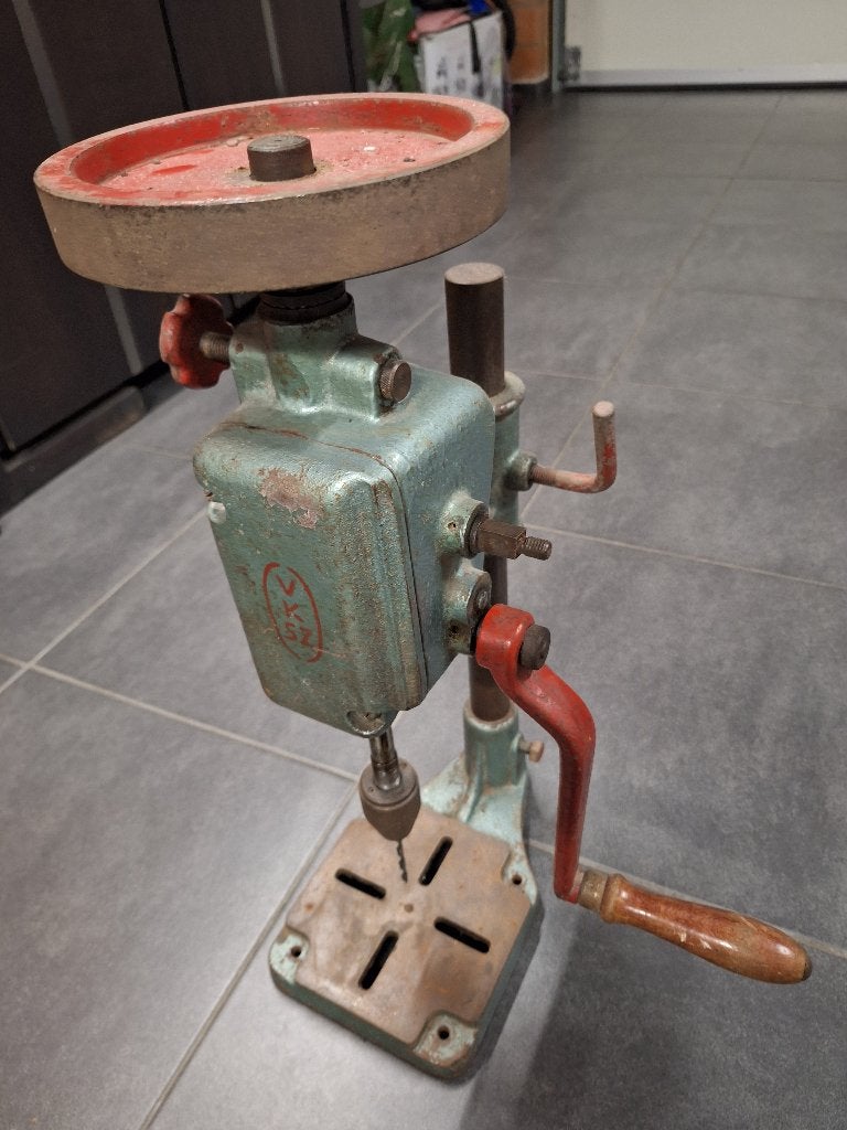 Antieke Handbediende Kolomboormachine VKSZ – Prachtig Patina, Enlèvement