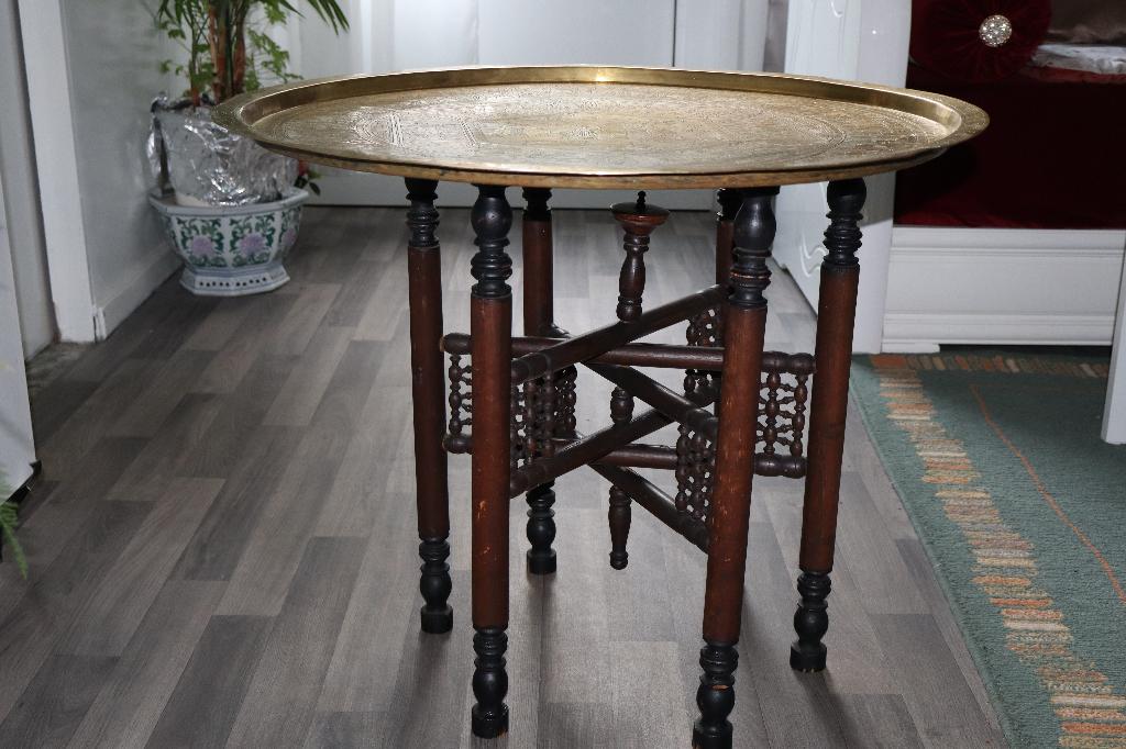 Table antiquité, Enlèvement