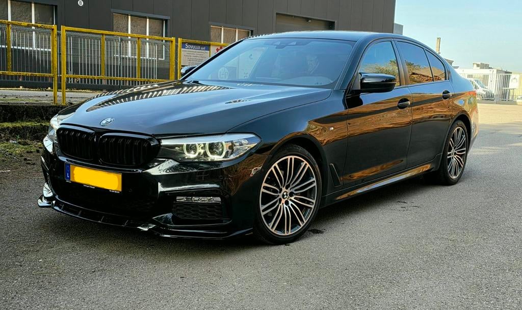 BMW 520 G30 PAKE M, Auto's, BMW, Automaat, Achterwielaandrijving, Zwart, Zwart