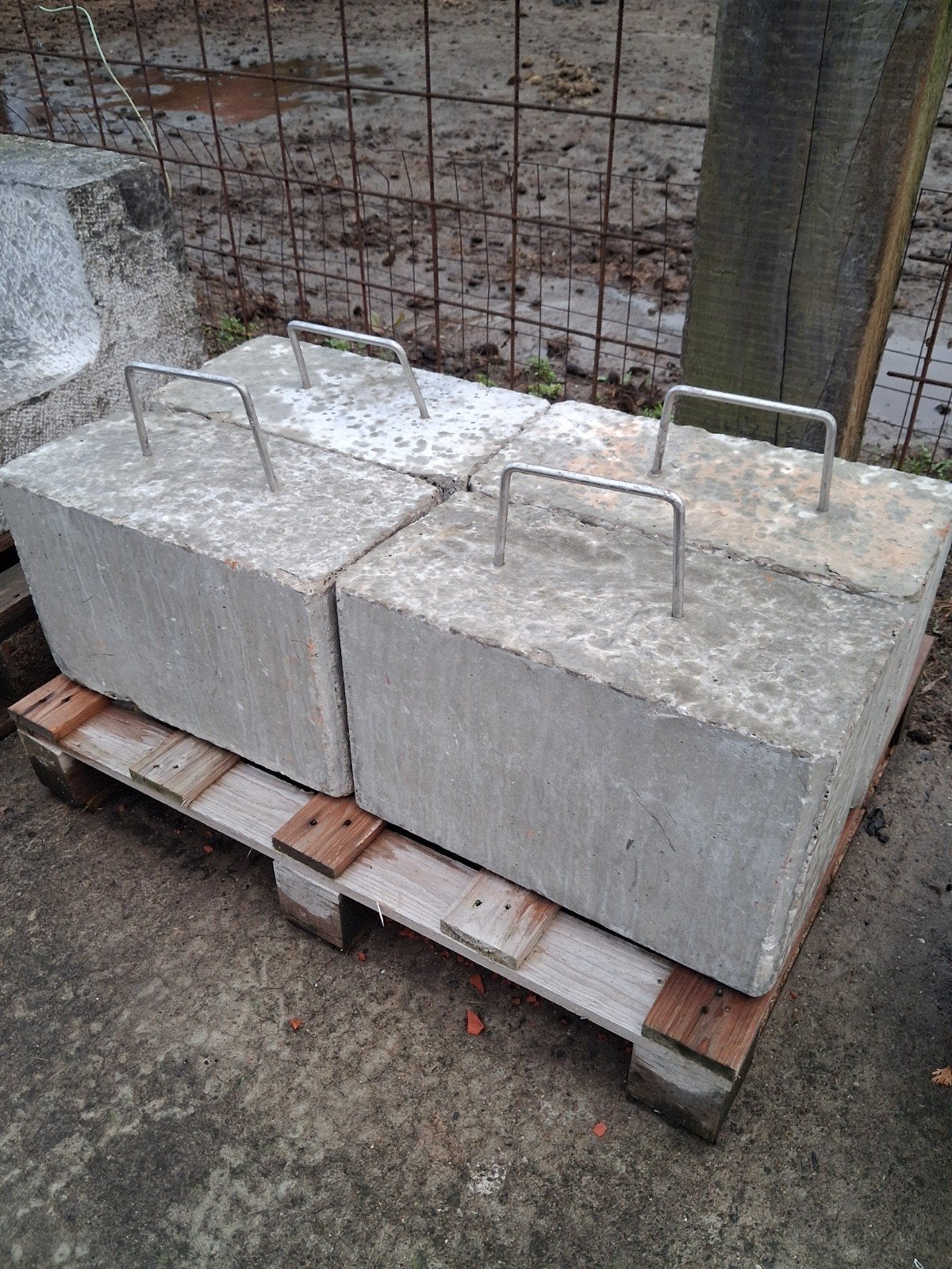 4 zware betonnen gewichten, Enlèvement