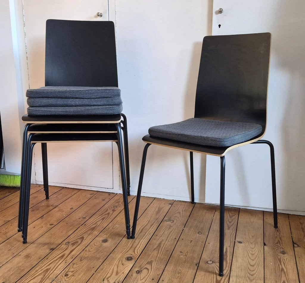 4 chairs in perfect condition. The cushions are free!, Ophalen, Zwart, Zo goed als nieuw, Vier