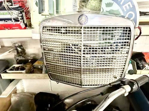 calandre MERCEDES 108, Autos : Pièces & Accessoires, Enlèvement, Utilisé, Mercedes-Benz, Capot moteur