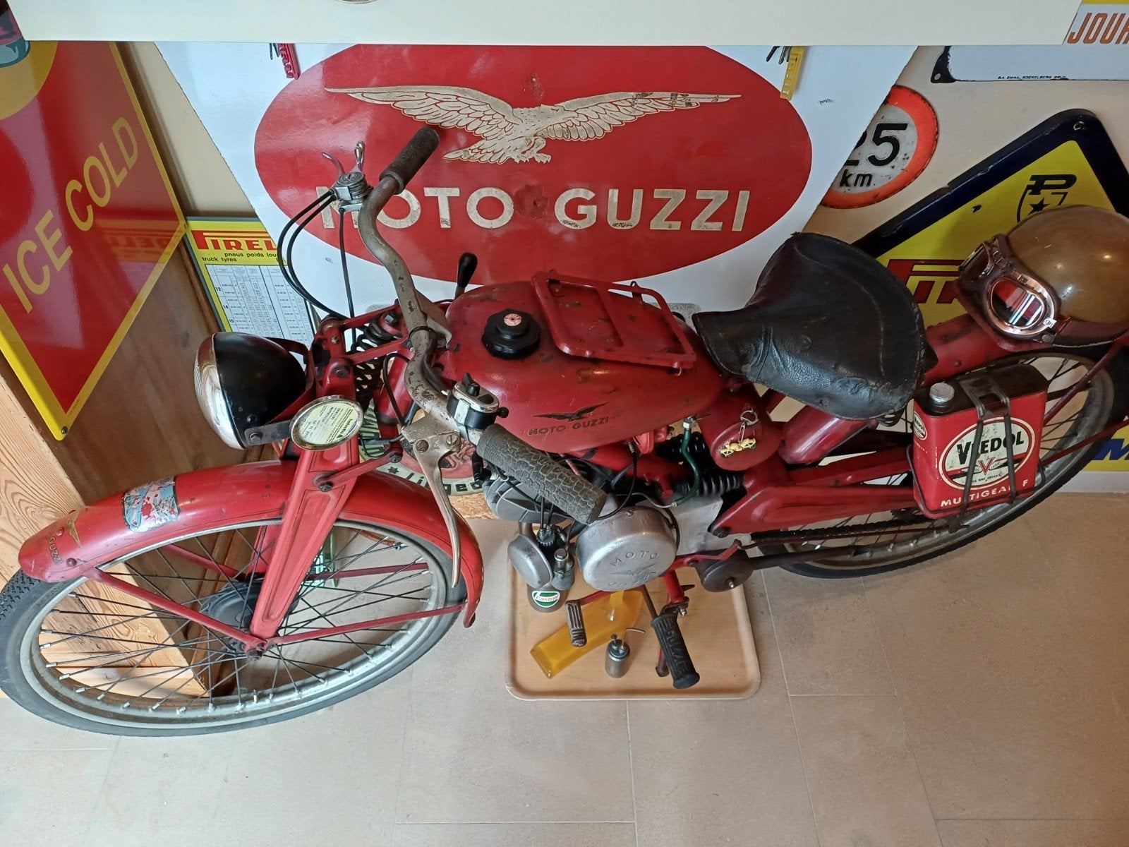 Moto Guzzi Guzzino + plaque émaillée + 2T Veedol, Enlèvement, 65 cm³, Autres marques, 3 vitesses