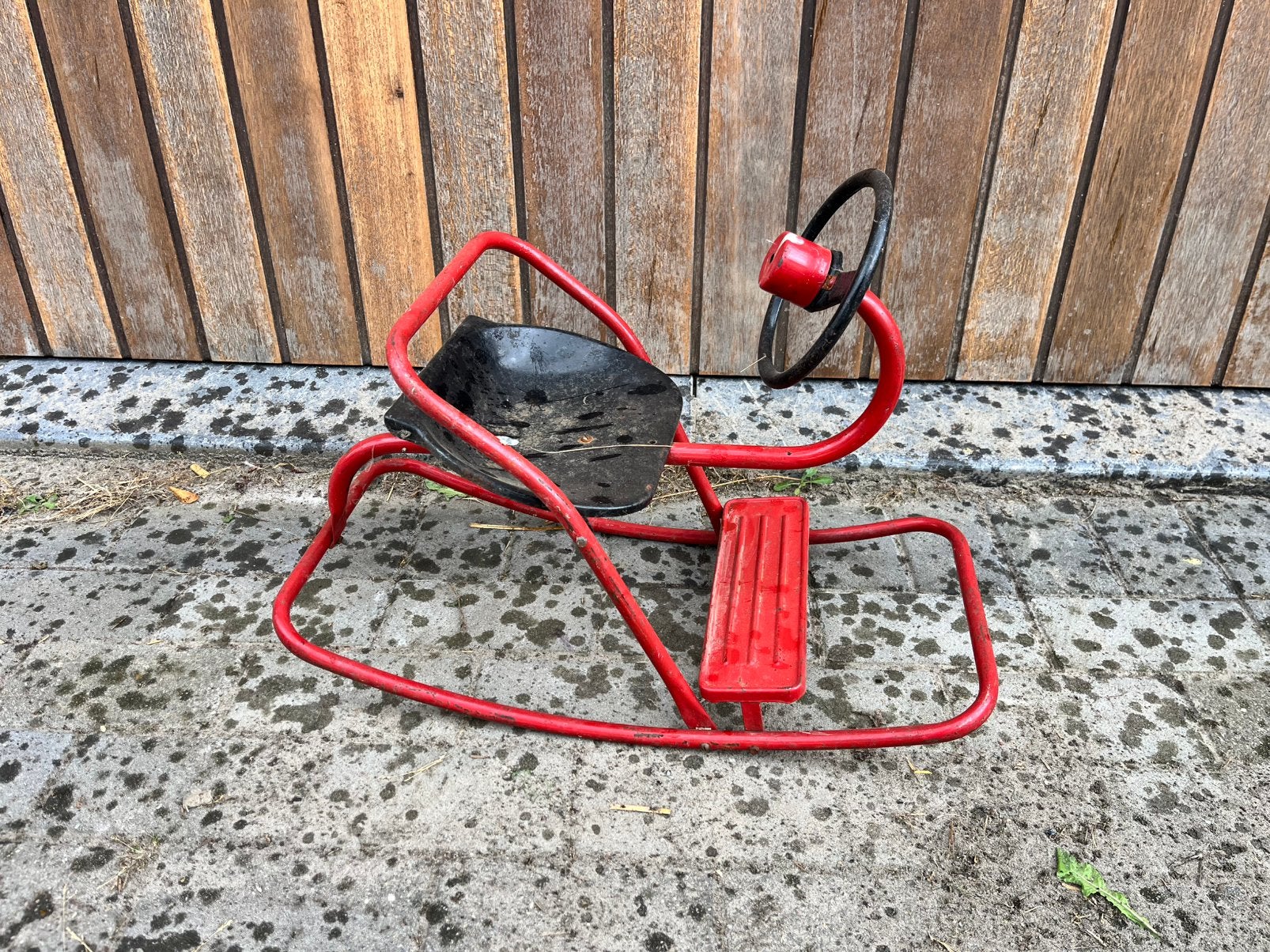 Vintage metalen schommelauto / kinderauto met stuur, Ophalen, Zo goed als nieuw