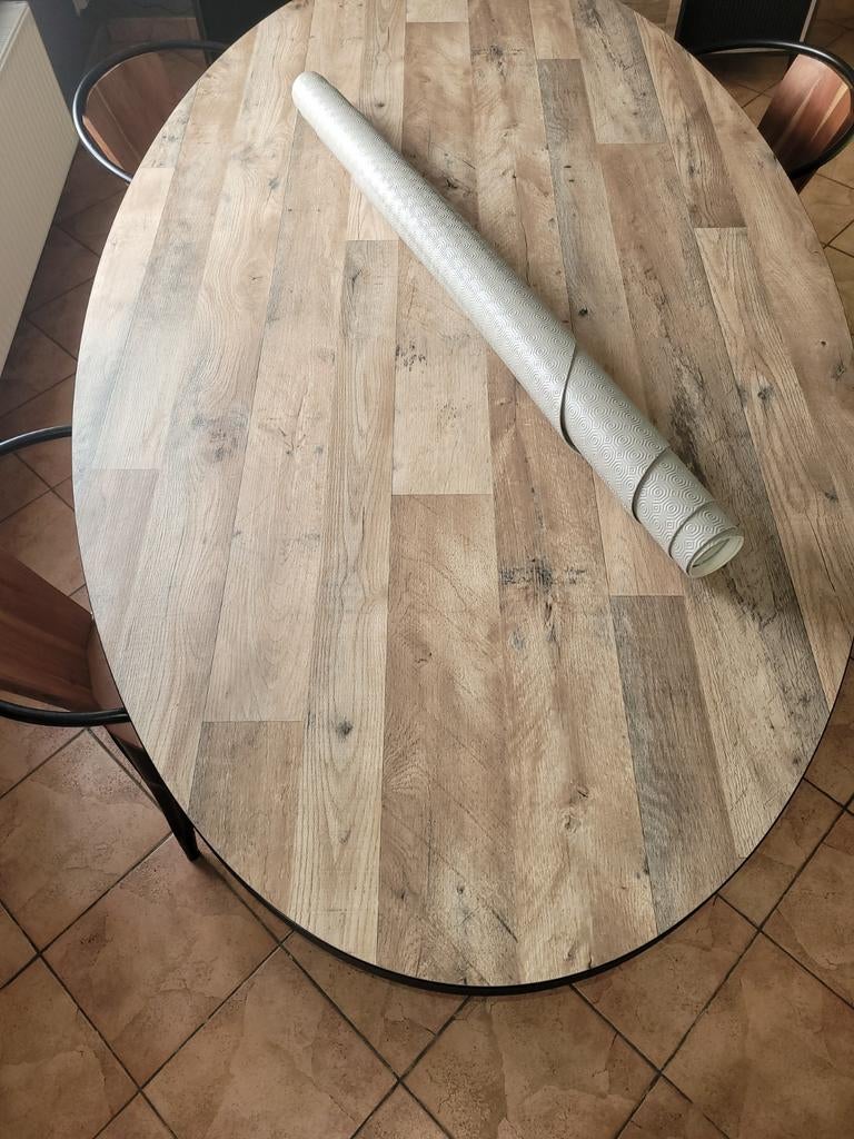 Table + chaises, Ovale