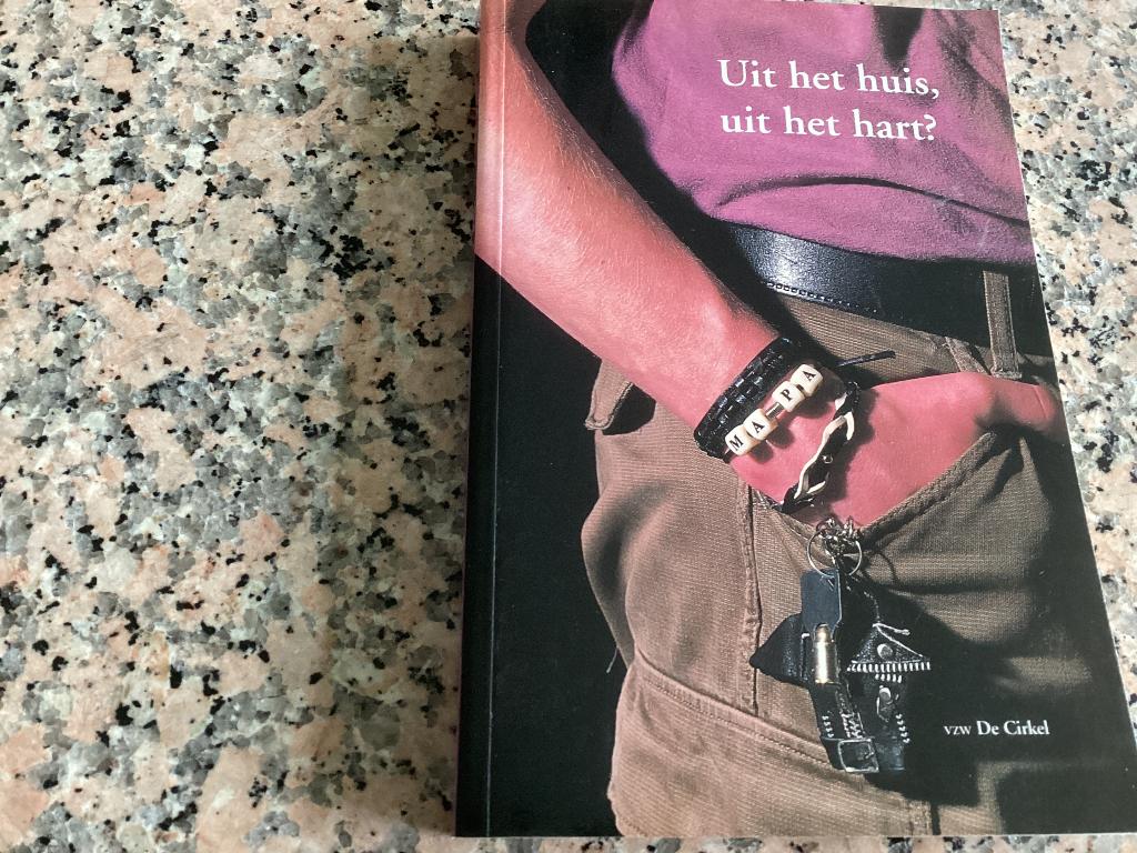 Uit het huis, uit het hart ? Generatiearmoede, Boeken, Boekenweekgeschenken, Ophalen of Verzenden, Zo goed als nieuw