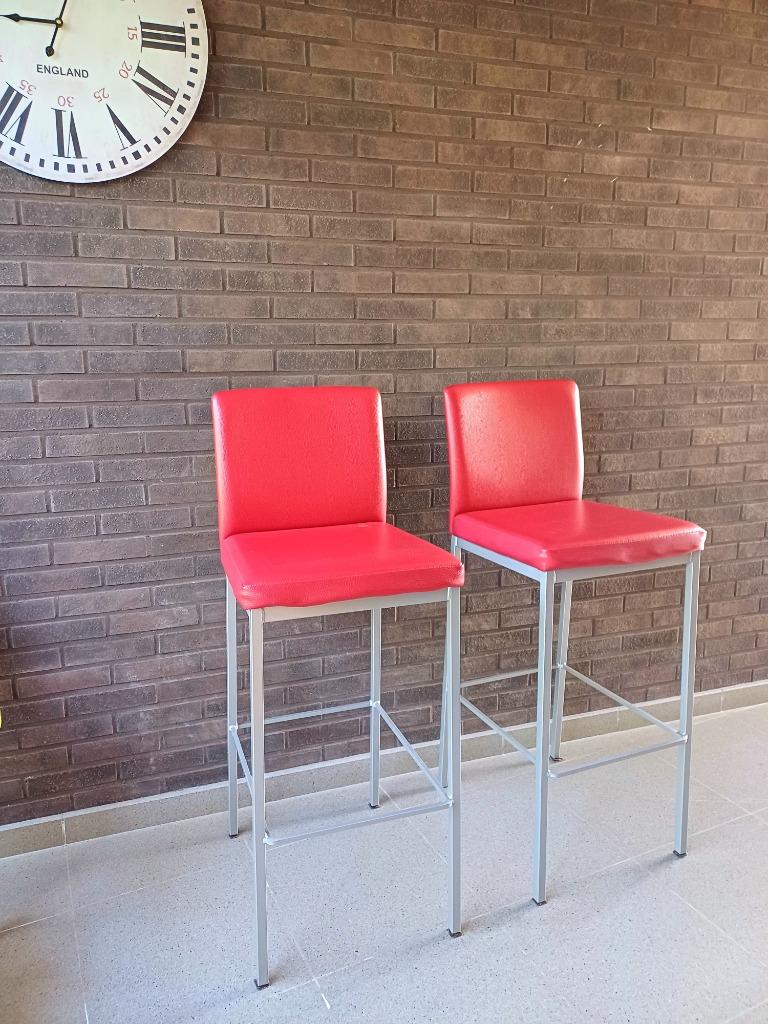 2 Hoge barkrukken in rood leder 70 €, Ophalen, Met voetsteun, Zo goed als nieuw, 90 cm of meer