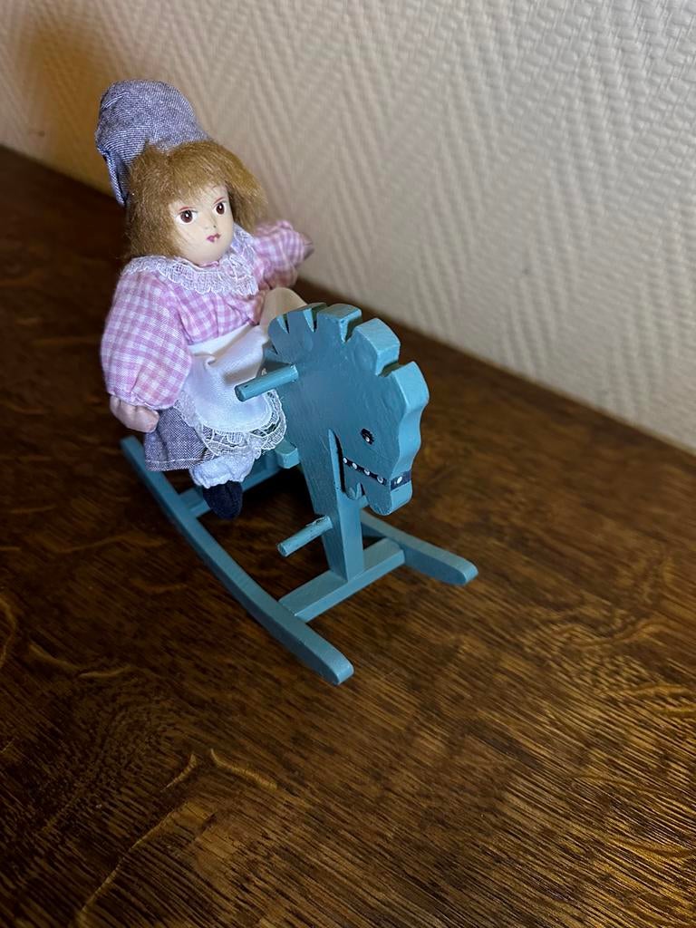 POUPÉE VINTAGE SUR CHEVAL À BASCULE, Enfants & Bébés, Jouets | Jouets en bois, Enlèvement ou Envoi