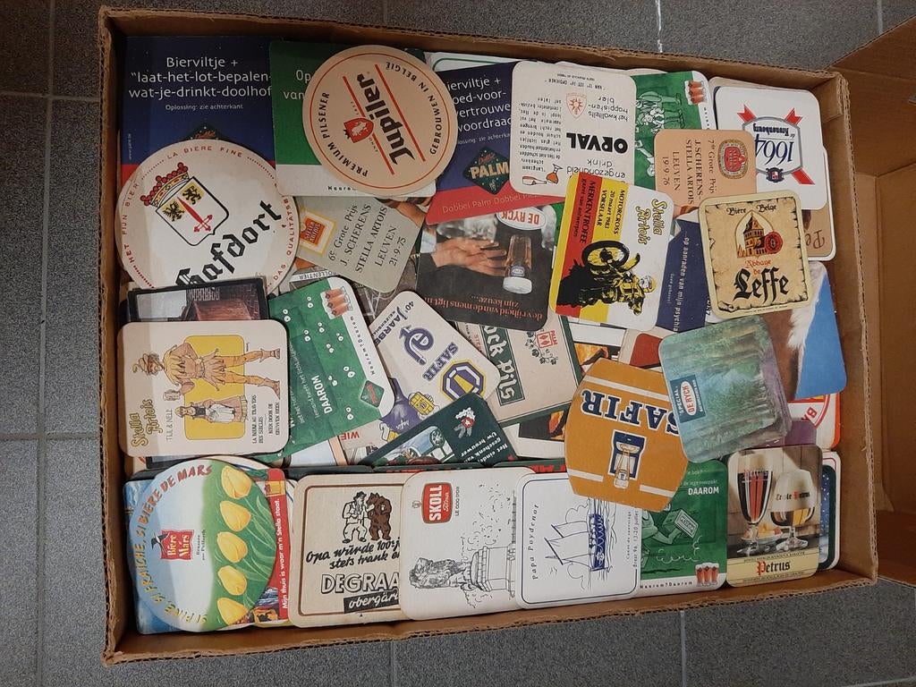Bananendoos met Belgische bierviltjes 2, Enlèvement