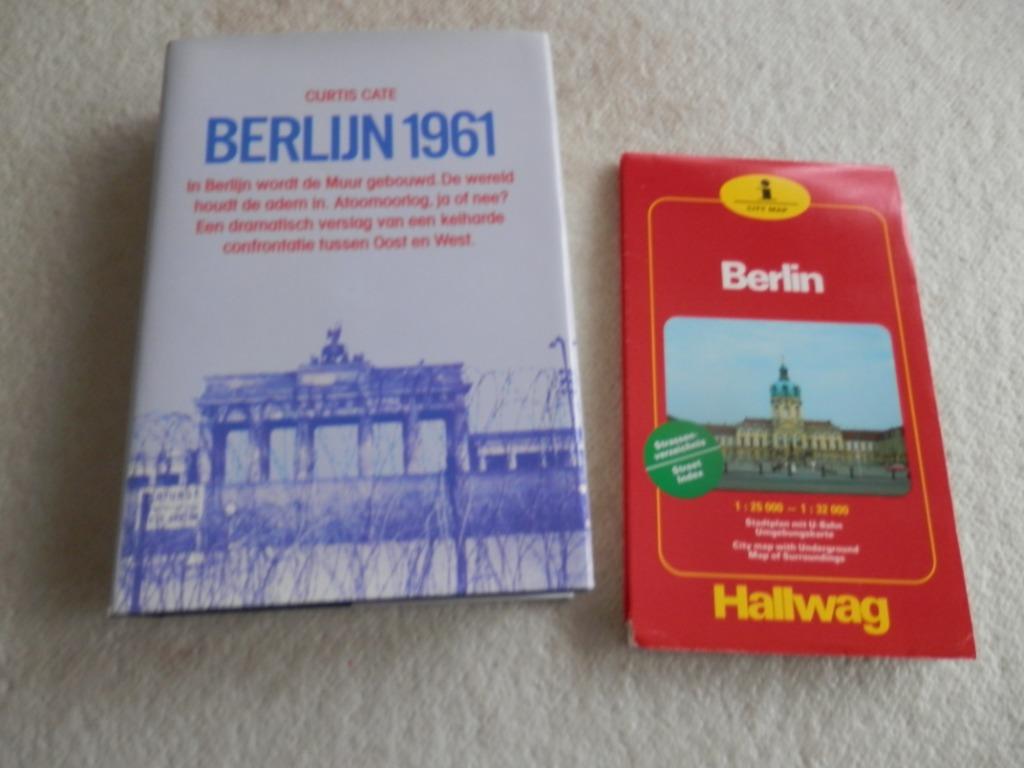 Boek Berlijn 1961 + kaart met tracé van Berlijnse Muur, Verzamelen, Ophalen of Verzenden, Zo goed als nieuw