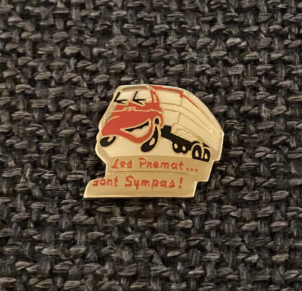 PIN - LES PNEMAT SONT SYMPA - TRUCK - CAMION, Envoi, Utilisé, Transport, Insigne ou Pin's