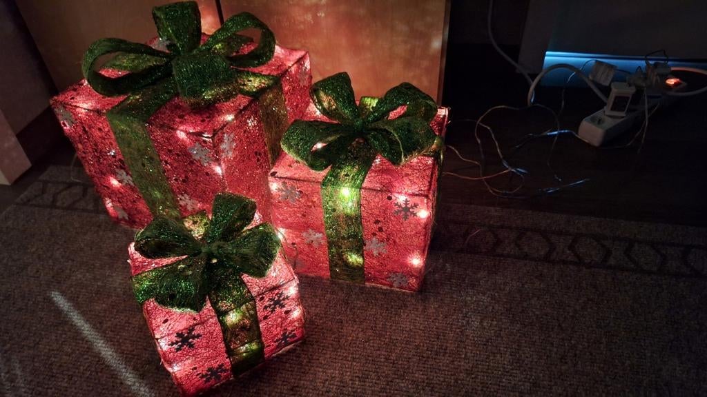 Kerstpakjes( 3) ledlicht mogelijk om elk appart te plaaten., Diversen, Kerst, Ophalen, Zo goed als nieuw
