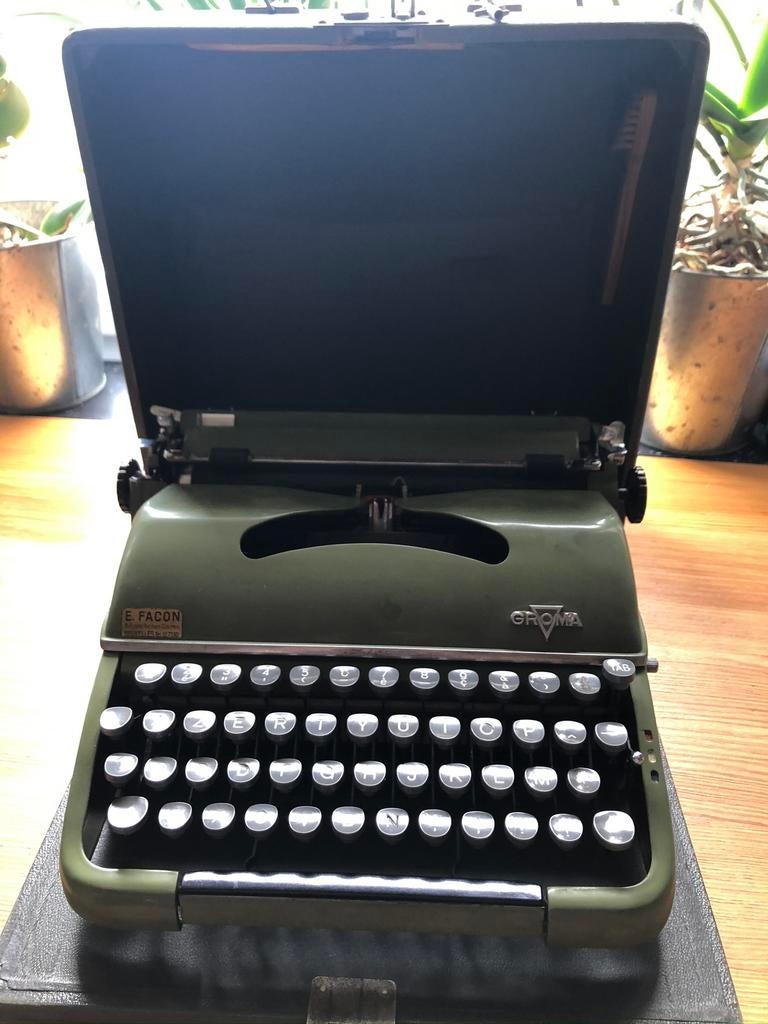 Ancienne machine à écrire…faire offre, Enlèvement ou Envoi, Comme neuf
