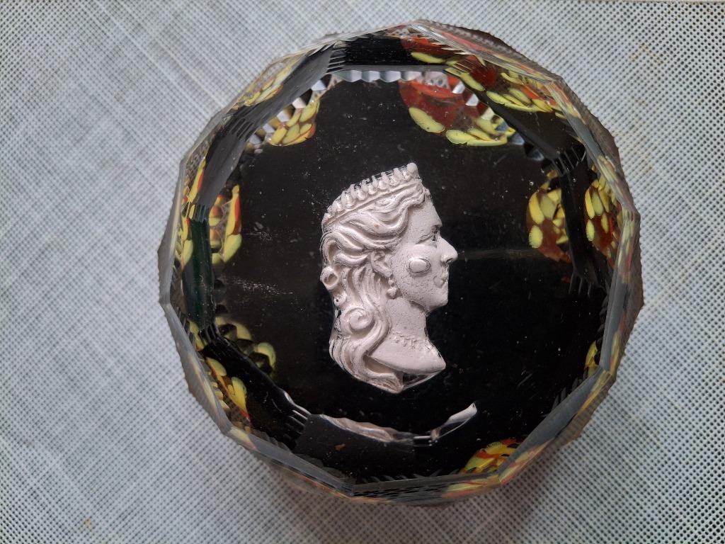 presse - papier Koningin Marie - Henriette, Verzenden, Zo goed als nieuw, Servies
