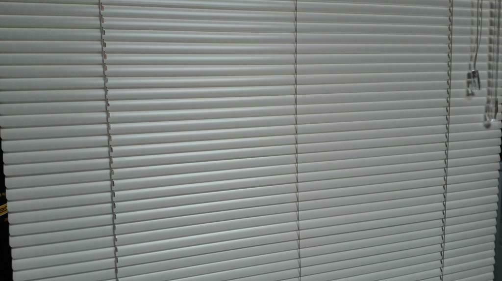 Gebroken wit horizontale jaloezie 16 mm lamellen luxaflex, Ophalen, 100 tot 150 cm, 50 tot 100 cm, Zo goed als nieuw