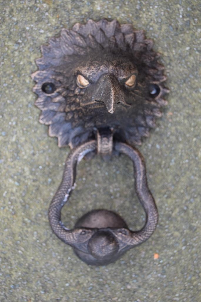 Frappe porte, heurtoir en fonte patinée (tête d'aigle)., Enlèvement ou Envoi, Neuf, Brocante