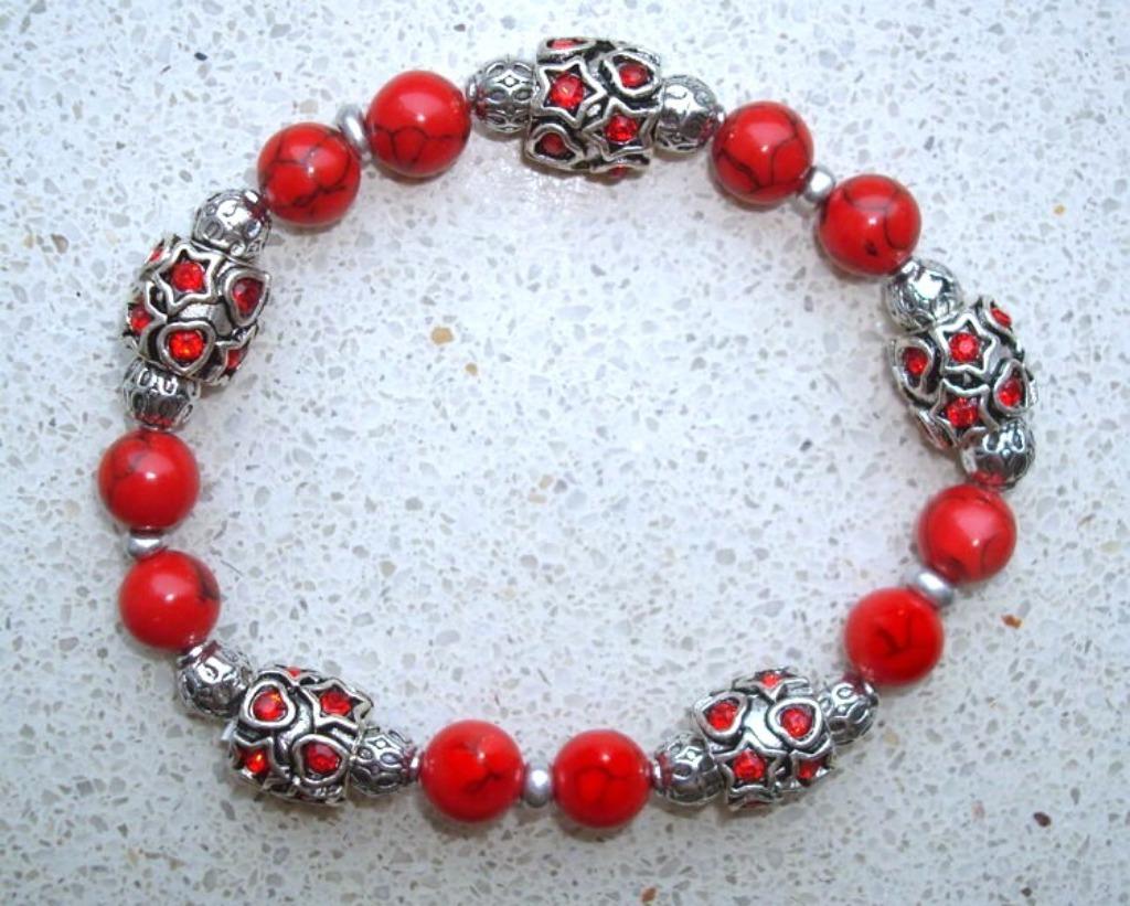 Armband van rood natuursteen met strassbedels, Handtassen en Accessoires, Armbanden, Verzenden, Met bedels of kralen, Nieuw, Elastiek