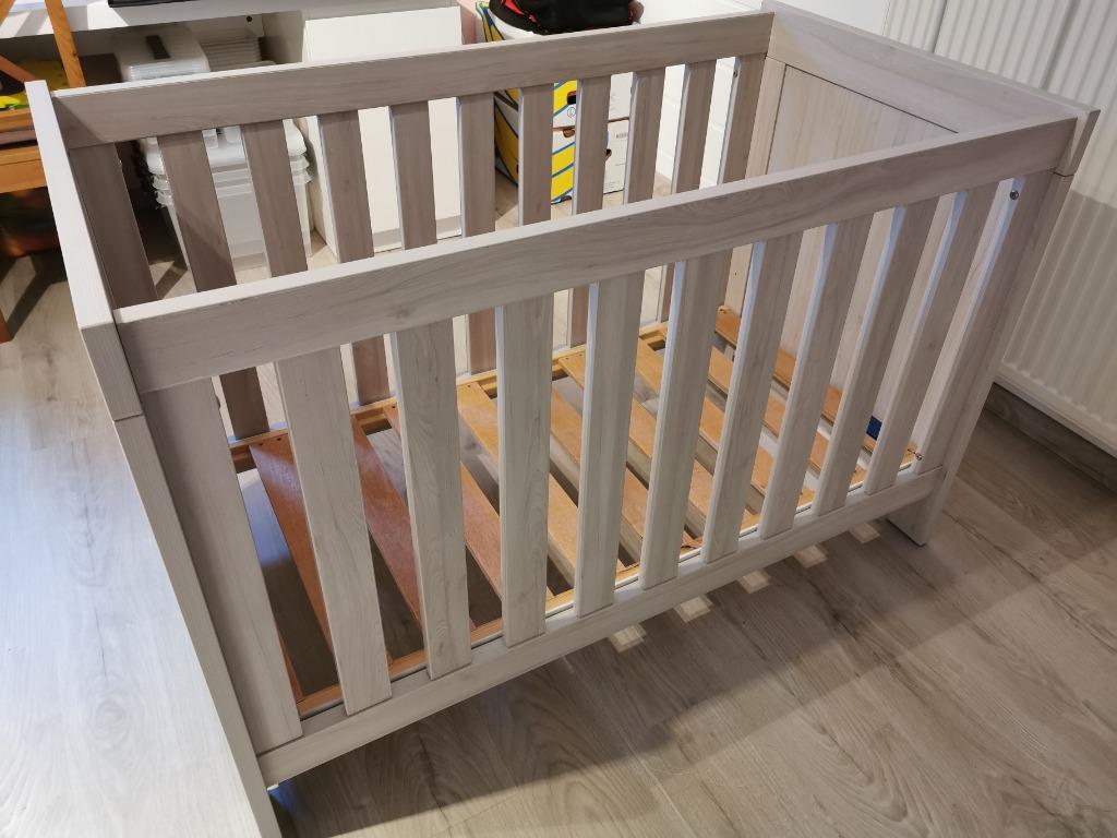 Lichtgrijs babybed, Kinderen en Baby's, Kinderkamer | Bedden, Gebruikt, Minder dan 140 cm, Minder dan 70 cm, Lattenbodem, Ophalen