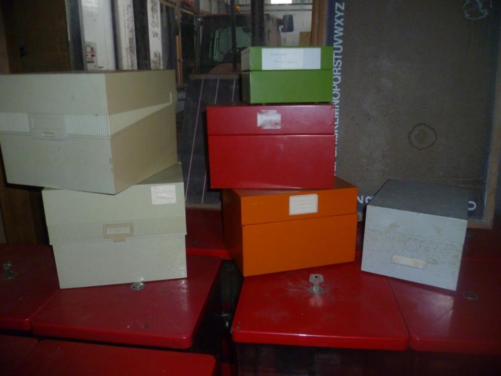 VERSCHILLENDE VINTAGE BOXEN IN METAAL, Enlèvement