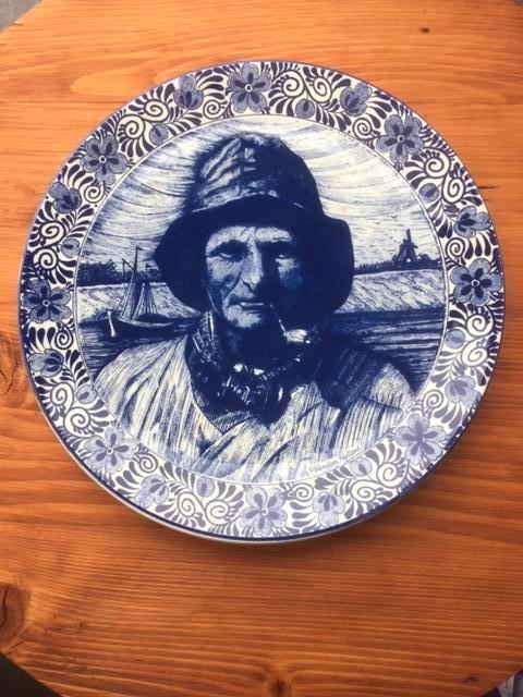 Bord in Delfts blauw: portret van visser met pijp, Ophalen of Verzenden
