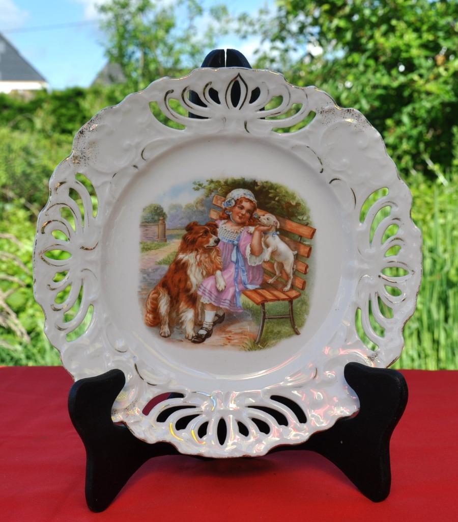 assiette porcelaine decorative ajouré fillette au 2 chiens, Enlèvement ou Envoi