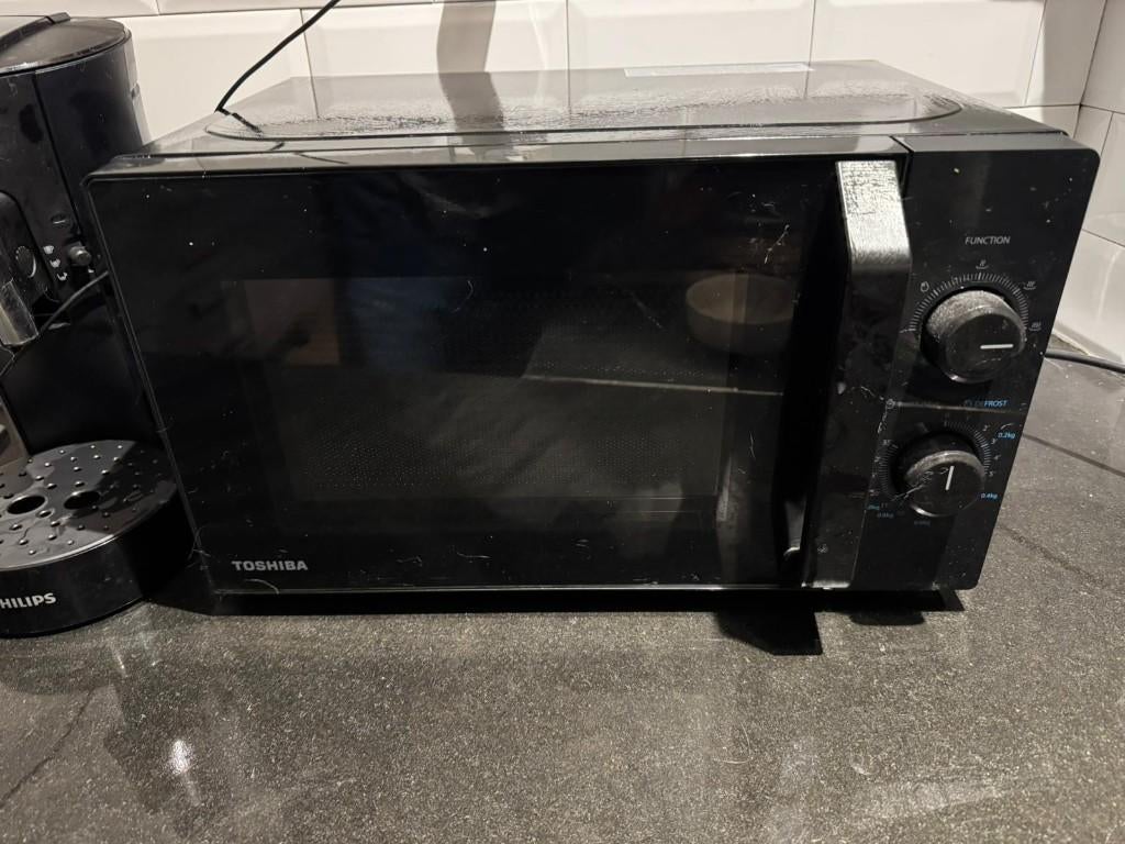 Toshiba 800 watt magnetron microgolf - 20 liter - zwart, Ophalen, Gebruikt, Grill, Microgolfoven