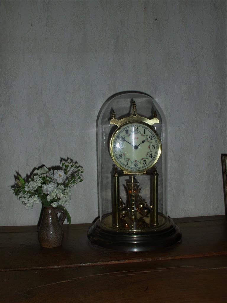 Vintage klok onder stolp., Enlèvement