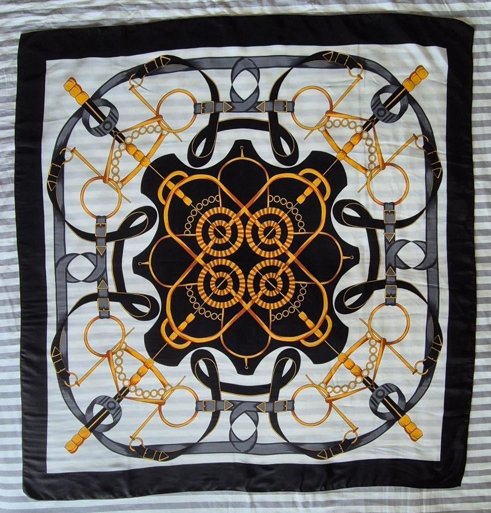 Foulard carré noir blanc large en soie, Enlèvement ou Envoi, Comme neuf, Écharpe