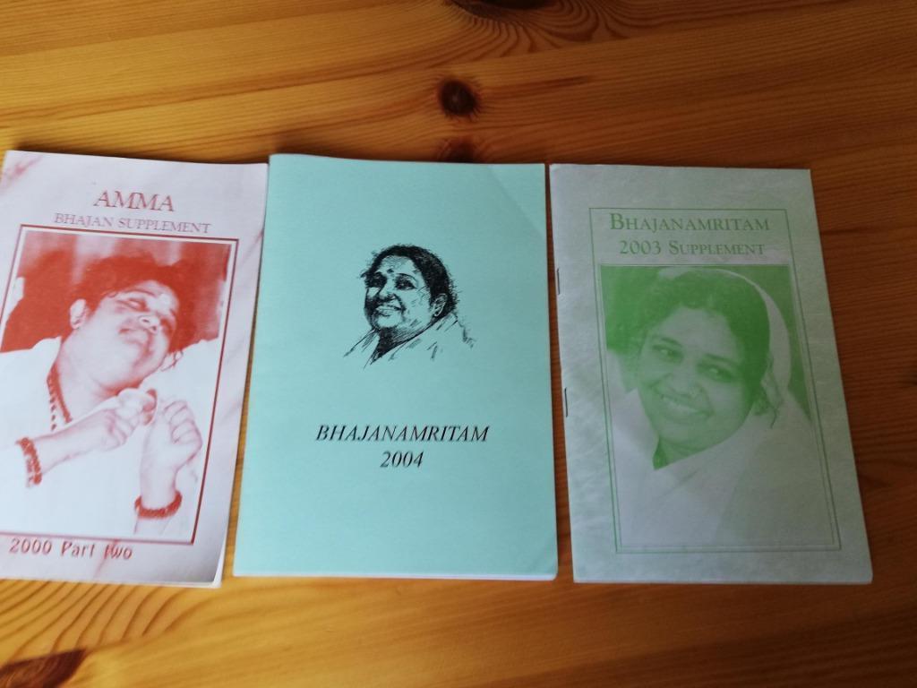 3 BHAJAN BUNDLESS AMMA - English translation 1/2 A4, Enlèvement ou Envoi, Comme neuf, Niet vermeld, Autres sujets/thèmes
