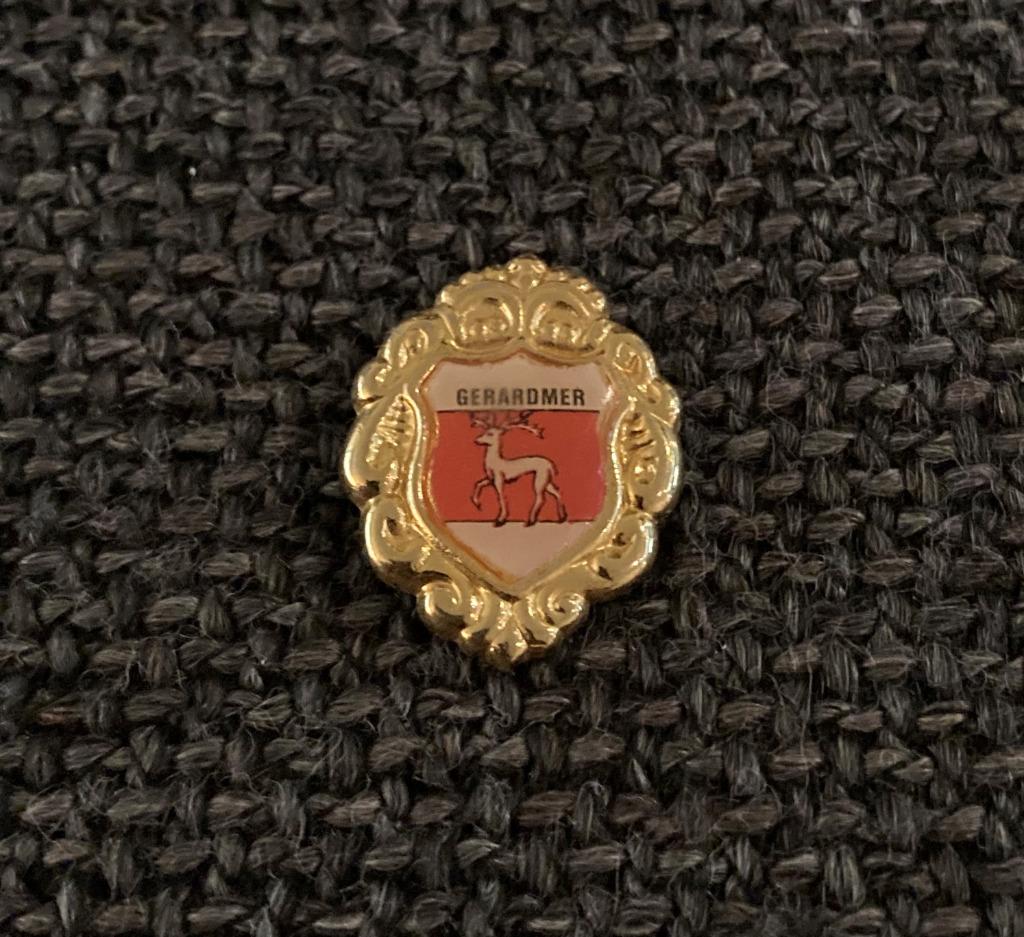 PIN - GERARDMER - VOSGES - VOGEZEN - FRANCE - FRANKRIJK, Envoi, Utilisé, Ville ou Campagne, Insigne ou Pin's