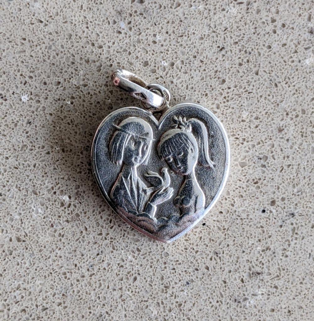 Médaillon, pendentif de 'Les Amoureux de Peynet', Enlèvement ou Envoi, Argent
