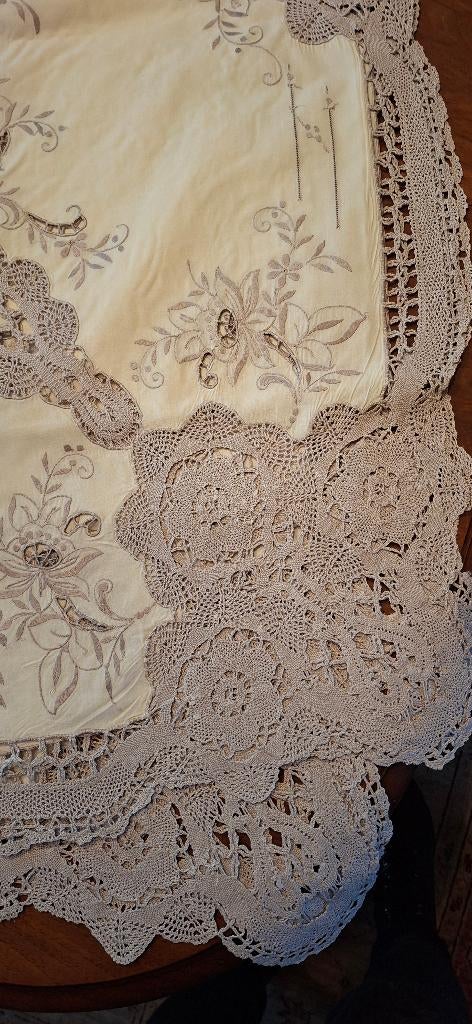 Handgeborduurd antiek tafelkleed in crème linnen, Antiek en Kunst, Antiek | Tapijten, Tafelkleden en Textiel, Ophalen