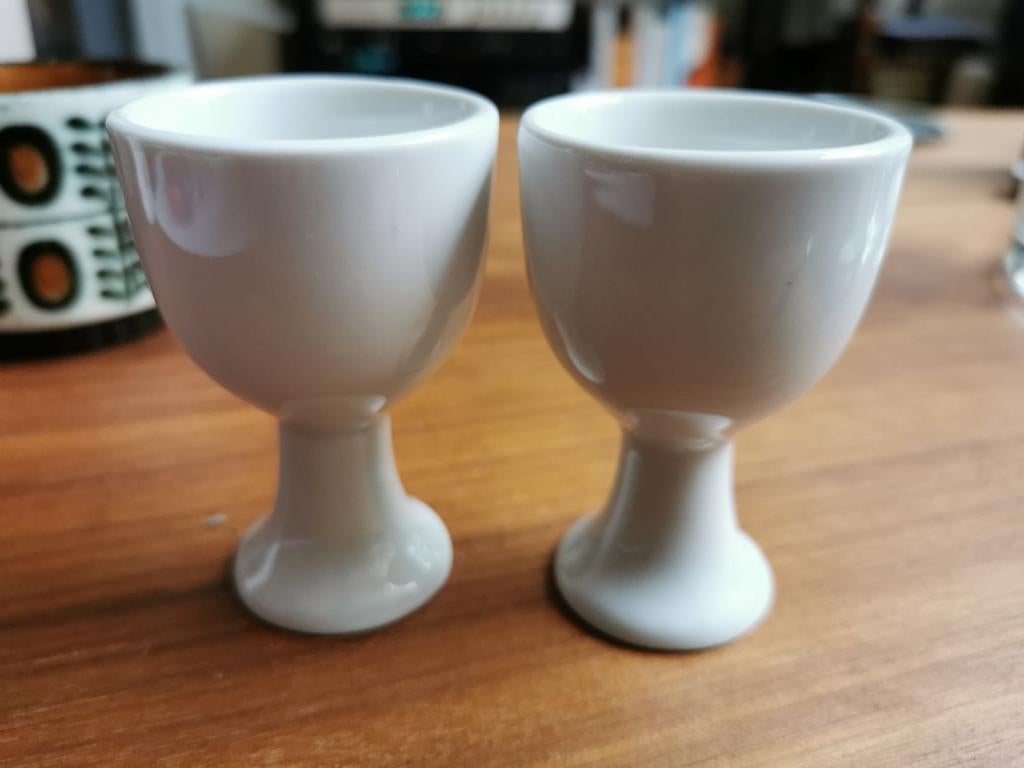 Twee eierdopjes in wit porselein. Prijs per set., Ophalen, Overige typen, Zo goed als nieuw, Effen