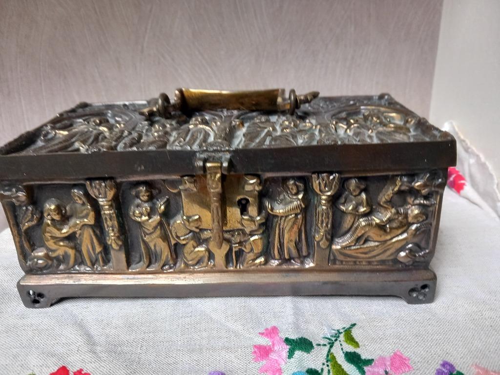 Boîte à bijoux en bronze, scènes religieuses, Enlèvement