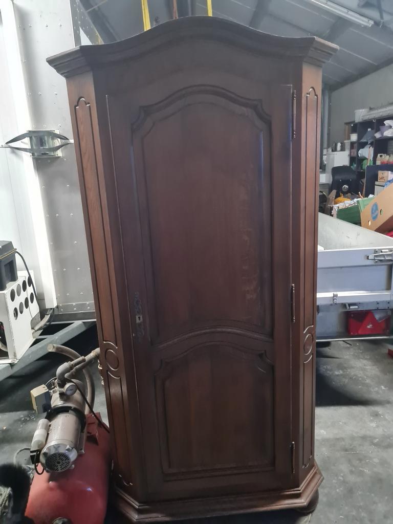 Grote houten kast, met stang voor jassen., Ophalen