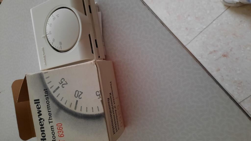Thermostaat honeywell 3 draad T6360 nieuw, Doe-het-zelf en Bouw, Thermostaten, Ophalen, Nieuw