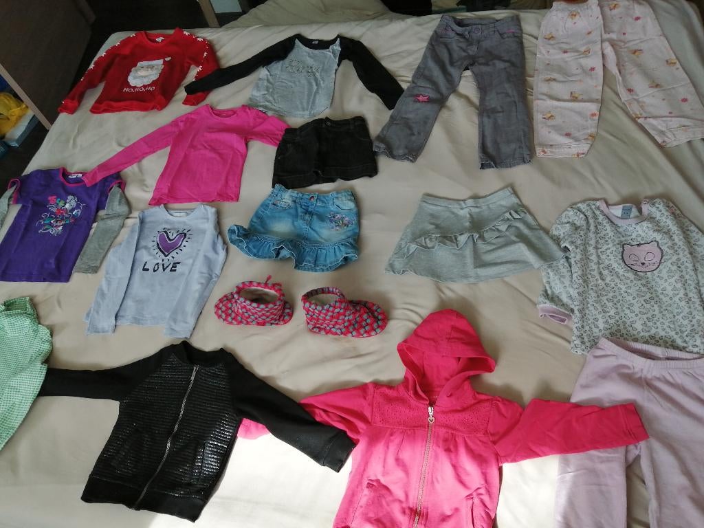 goedkoop pakket meisjeskledij 5 jaar + gratis pantoffels, Enlèvement ou Envoi, Comme neuf, Taille 110