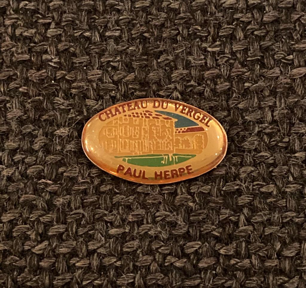 PIN - CHATEAU DU VERGEL - PAUL HERPE - VIN - WIJN - WINE, Envoi, Utilisé, Autres sujets/thèmes, Insigne ou Pin's