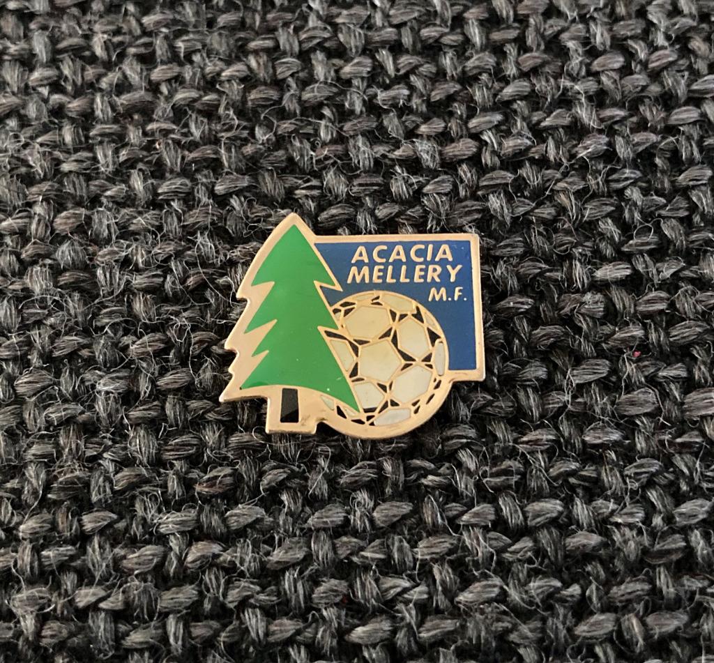 PIN - ACACIA - MELLERY M.F. - VOETBAL - FOOT - FOOTBALL, Envoi, Utilisé, Sport, Insigne ou Pin's