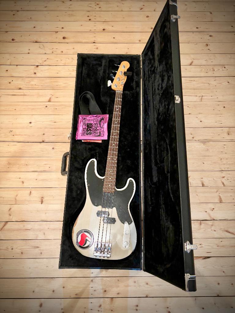 Fender Precision Bass Mike Dirnt MIM with Case, Ophalen, Gebruikt, Elektrisch