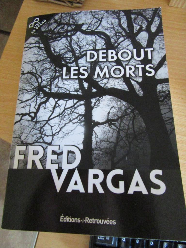 Debout les morts Fred Vargas éd Retrouvées LIRE EN GRAND, Ophalen, Gelezen
