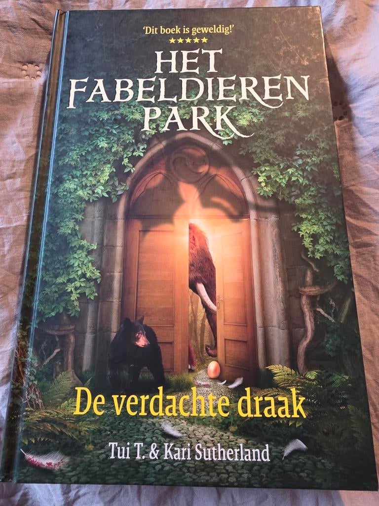 Tui Sutherland - De verdachte draak, Boeken, Kinderboeken | Jeugd | onder 10 jaar, Nieuw, Ophalen