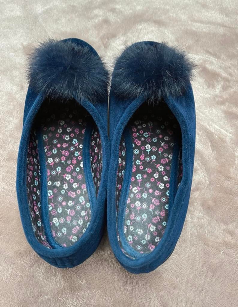 Pantoffels  -donker blauw - veloers- met pon-pon -maat 37, Kleding | Dames, Blauw, Overige typen, Ophalen of Verzenden, Zo goed als nieuw