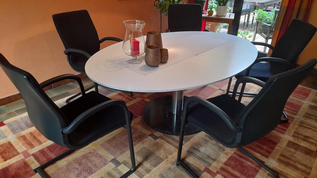 Comfortabele stoelen 'Ahrend 230', Huis en Inrichting, Stoelen, Ophalen, Gebruikt, Zwart, Kunststof