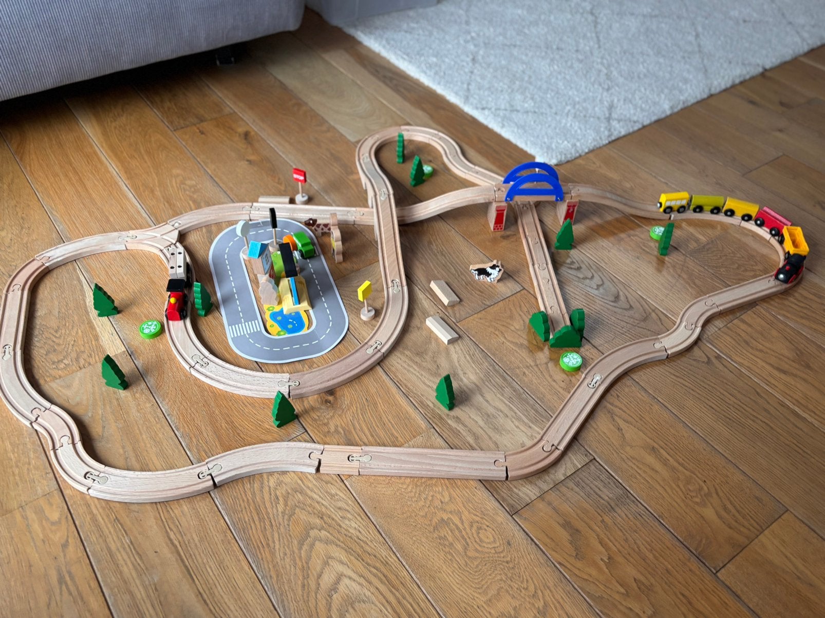 Houten trein - set van treinen, auto's, rails en decor, Ophalen, Zo goed als nieuw