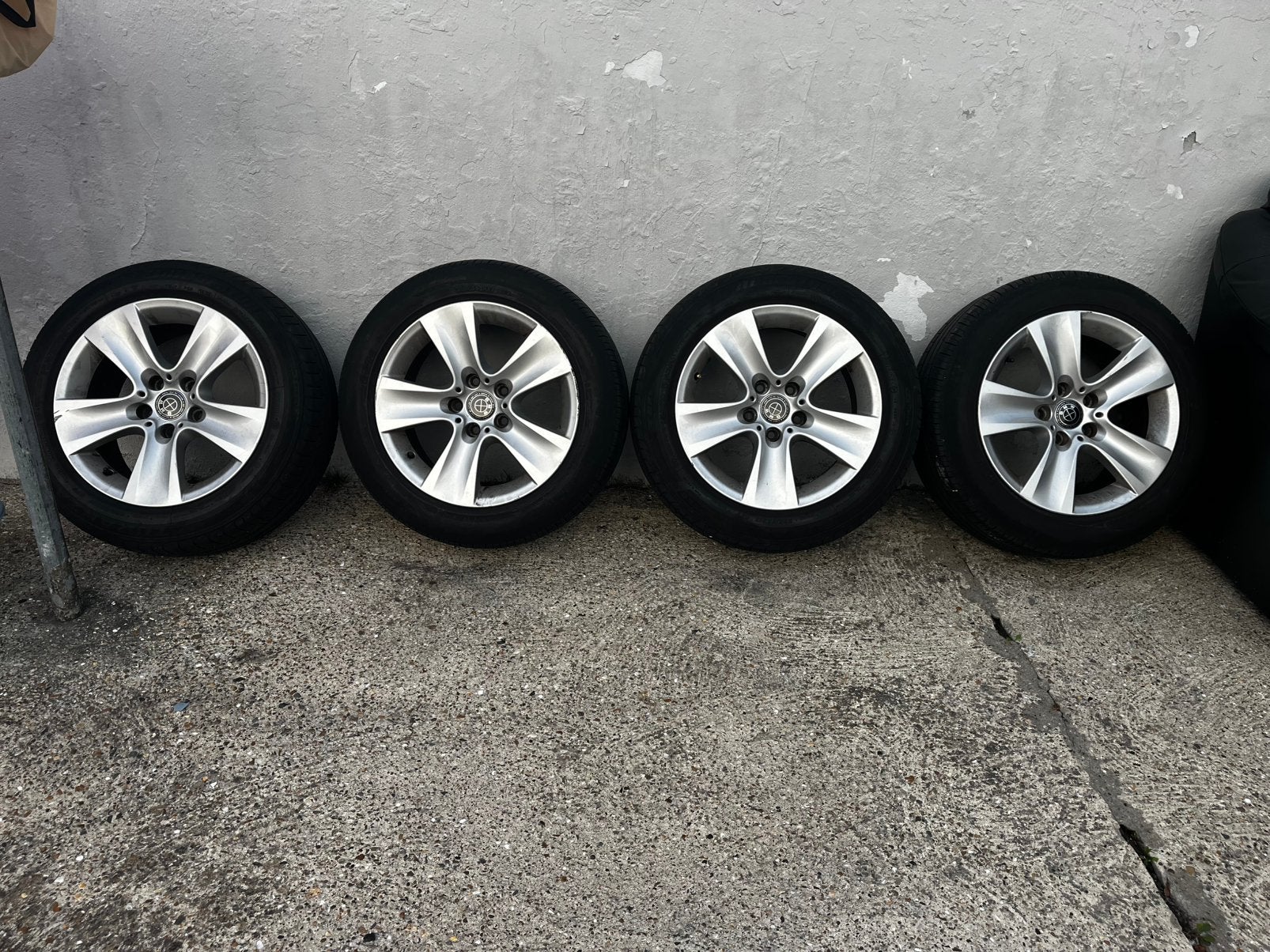 Orginele BMW 17 inch velgen met banden in nieuwe staat!, Auto-onderdelen, Banden en Velgen, Ophalen, Band(en)
