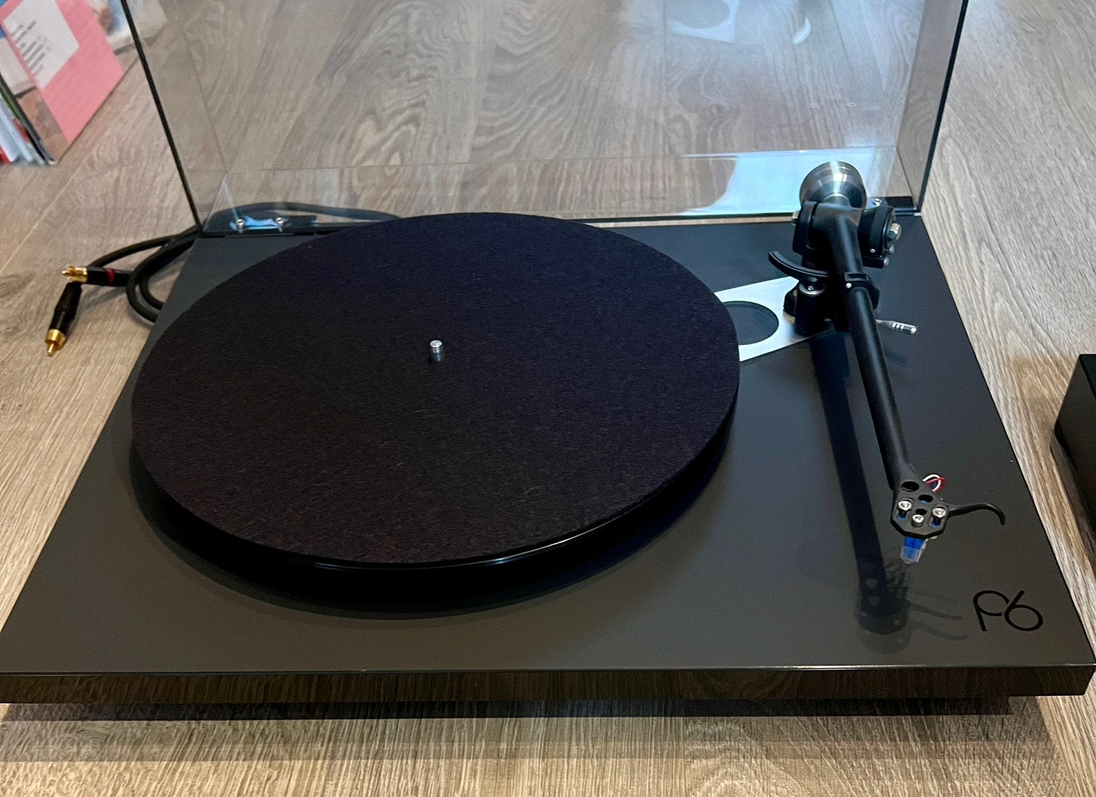 Rega Planar 6 P6 (2018) + Alim Neo PSU + Cellule Elys 2, Enlèvement, Utilisé, Tourne-disque, Autres marques