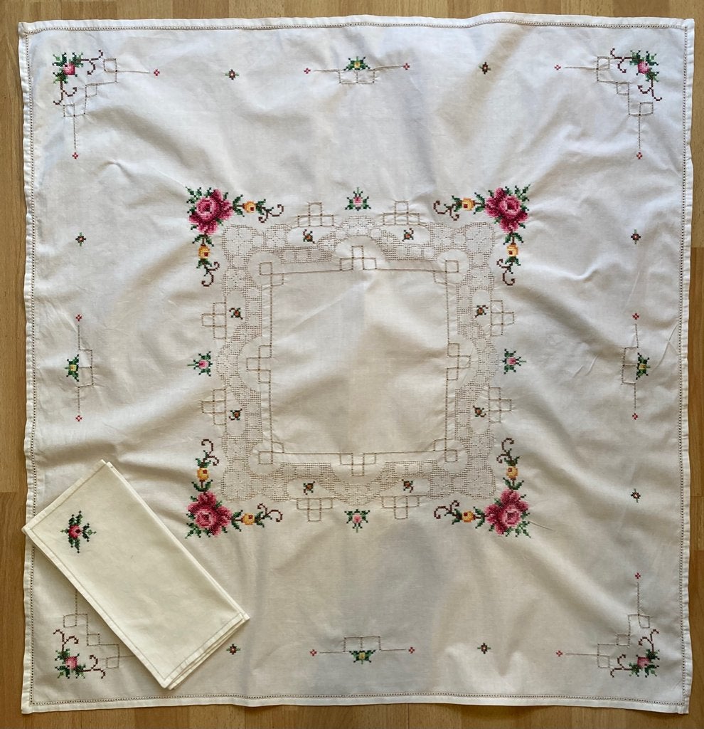 Nappe carrée et 4 serviettes brodées / 8€, Maison & Meubles, Neuf, Nappe, Blanc, Enlèvement ou Envoi